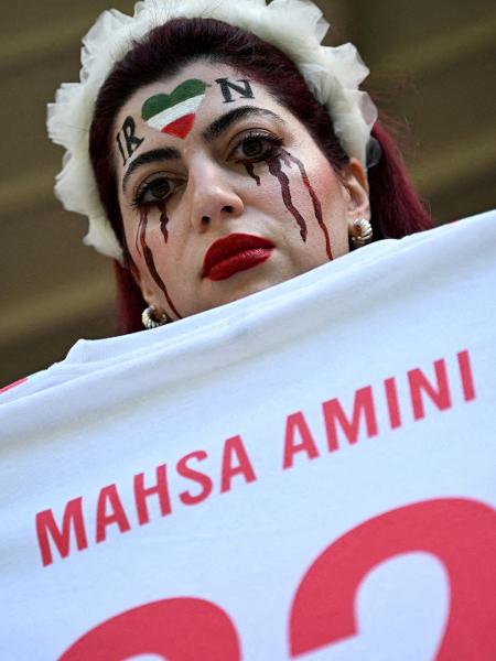 Mulher protesta pela morte de Mahsa Amini - REUTERS/Dylan Martinez