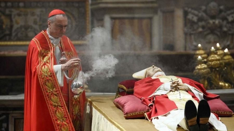 Velório de Bento 16 começa no Vaticano