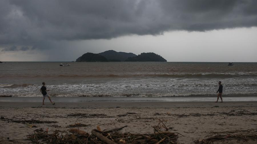 Registro feito na praia de Barra do Sahy, em São Sebastião, nesta terça-feira (21); Mais de 40 pessoas morreram no município e previsão é de que continue a chover no local - TIAGO QUEIROZ/ESTADÃO CONTEÚDO