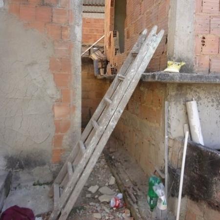 Escada de madeira e sem corrimão usada por trabalhadores para entrar em alojamento de obra do MCMV em Belford Roxo (RJ), em 2013