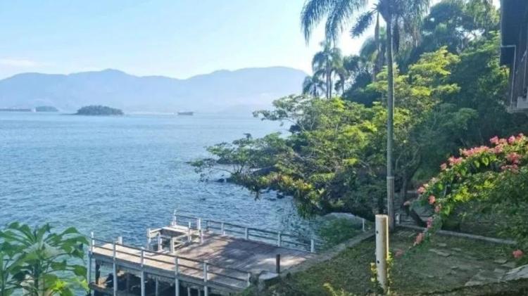 Deck para embarcações na mansão do diretor de TV Jorge Fernando, morto em 2019; residência está à venda por R$ 1,3 milhão