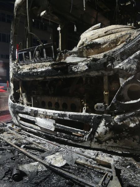 Ônibus queimado na região do Recreio, na zona oeste do Rio de Janeiro