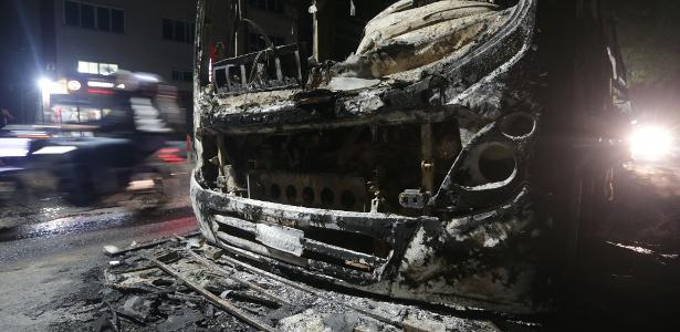 Ônibus queimado na região do Recreio, na Zona Oeste do Rio de Janeiro