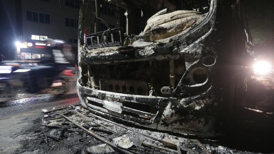 Ônibus queimado na região do Recreio, na zona oeste do Rio de Janeiro