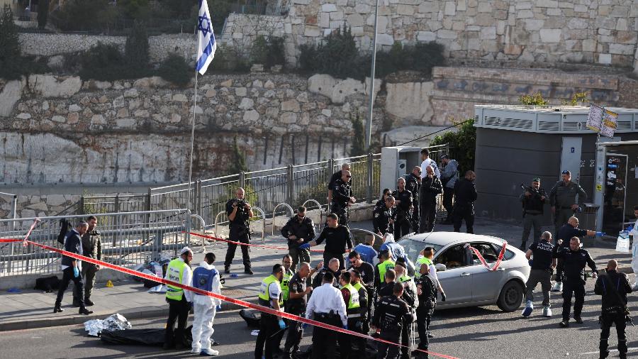 Autoridades israelenses trabalham no local de um incidente violento em Jerusalém, 30 de novembro de 2023