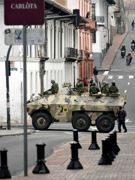 Exército do Equador patrulha arredores do palácio presidencial em Quito