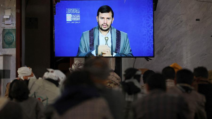 11.jan.24 - Combatentes Houthi recém-recrutados assistem a uma palestra do principal líder do movimento Houthi, Abdul-Malik al-Houthi