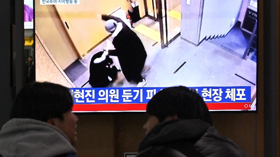 25.jan.24 - Câmeras mostram momento em que deputada sul-coreana Bae Hyun-jin é agredida em uma estação ferroviária em Seul