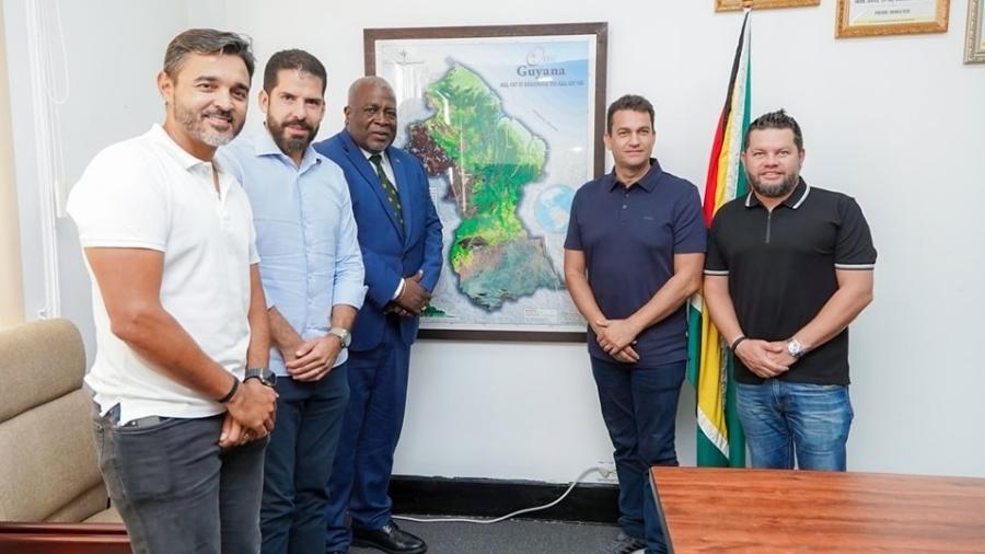 28.nov.2023 - Cataratas (4º da esq. à dir.) e outros empresários com o primeiro-ministro da Guiana, Mark Phillips