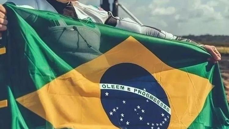 Ao invés de "Ordem e Progresso", bandeira exibe "Oleem", com a palavra "Progresso" escrita com letras sobrepostas