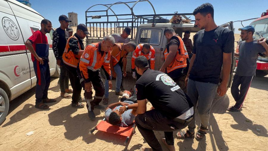 Paramédicos socorrem jovem palestino ferido em ataque israelense em Rafah