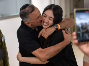 Refém símbolo liberada, Netanyahu volta politicamente a respirar