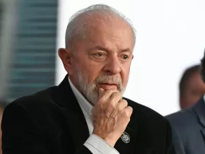 Bolsa cai depois de falas de Lula sobre cortes, mas dólar teve queda 