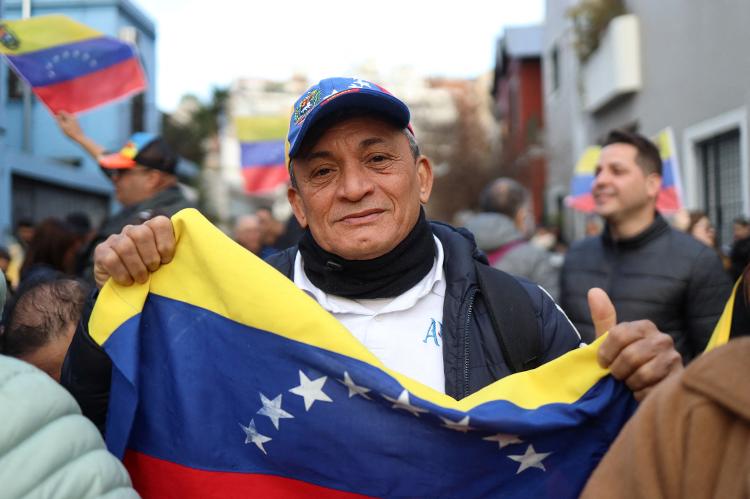 Venezuelanos levaram bandeiras para a embaixada da Venezuela após votarem na eleição presidencial em Buenos Aires, Argentina