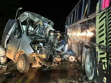 Acidente entre ônibus de banda e van deixa um morto e quatro feridos em SC