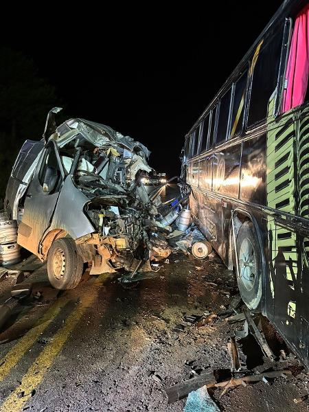 Van ficou destruída depois de acidente em Santa Catarina