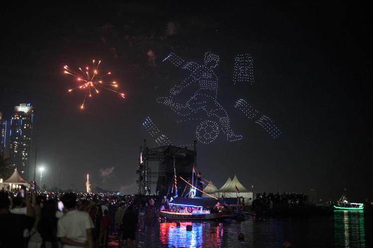 Show de drones ilumina o céu antes dos fogos de artifício de Ano-Novo em uma praia de Jacarta, capital da Indonésia