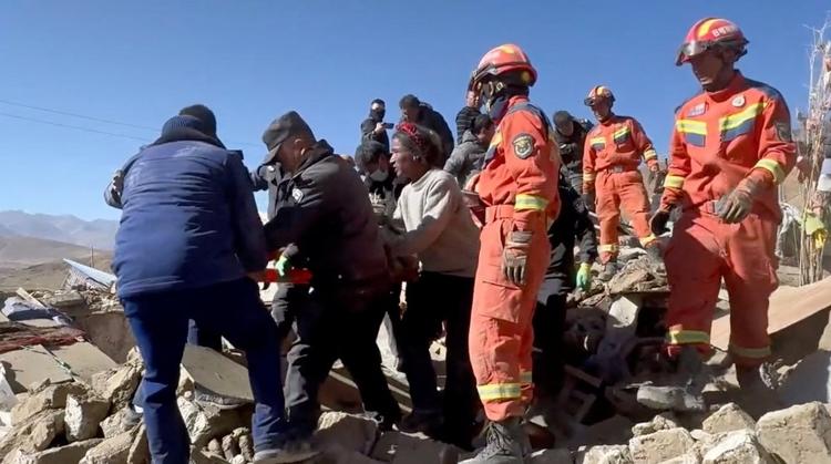 Bombeiros de Shigatse trabalham no resgate de vítimas de soterramento após terremoto no Tibete