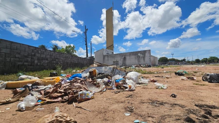 Lixo descartada ao lado do papódromo dá sensação de abandono do local Lixo descartada ao lado do papódromo dá sensação de abandono do local