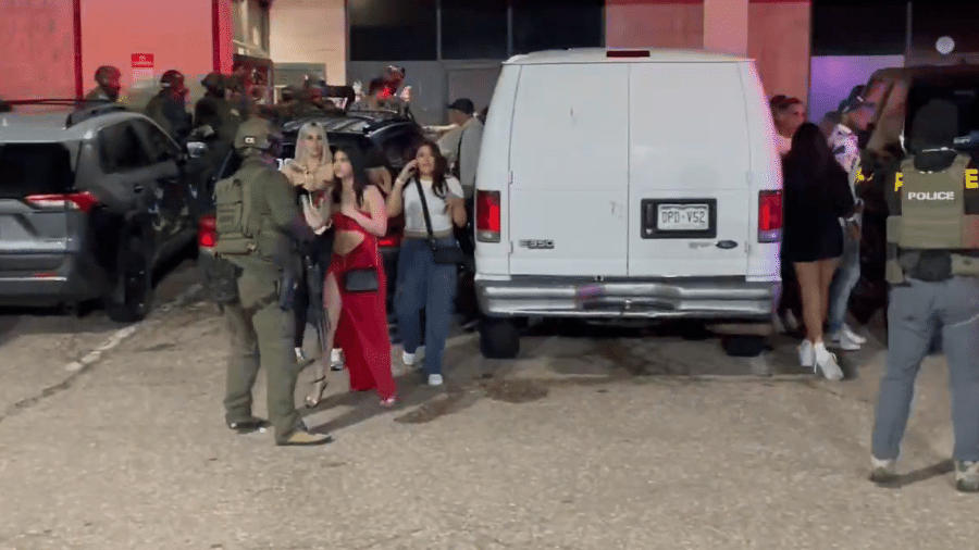 Policiais armados entram em boate e prendem mais de 100 imigrantes no Colorado Policiais armados entram em boate e prendem mais de 100 imigrantes no Colorado