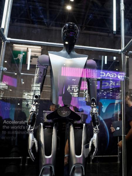 Robô Optimus da Tesla exibido em salão do automóvel de Paris em 2024