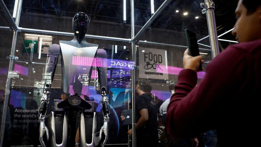 Robô Optimus da Tesla exibido em salão do automóvel de Paris em 2024 Robô Optimus da Tesla exibido em salão do automóvel de Paris em 2024