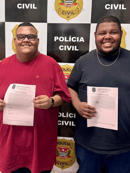 Os humoristas Vinicius Teixeira Lima e Guilherme Teixeira Lima após prestarem depoimento na Polícia Civil