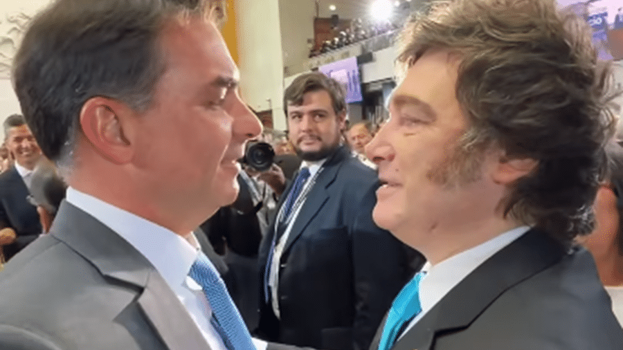 Flávio Bolsonaro agradece a Milei por 'asilo' a foragido pelo 8 de janeiro