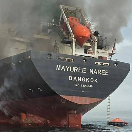O navio Mayuree Naree, de bandeira tailandesa, foi atingido por dois projéteis ao tentar cruzar o estreito em 11 de março