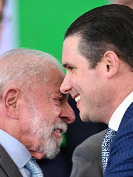 14.abr.2026 - O presidente Lula com o presidente da Câmara, Hugo Motta (Republicanos-PB), durante posse do ministro José Guimarães no Palácio do Planalto 14.abr.2026 - O presidente Lula com o presidente da Câmara, Hugo Motta (Republicanos-PB), durante posse do ministro José Guimarães no Palácio do Planalto