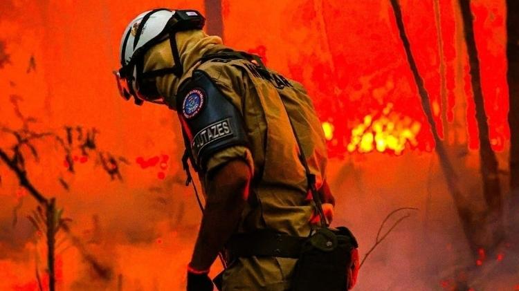 Bombeiro combate o fogo em Autazes (AM) Bombeiro combate o fogo em Autazes (AM)