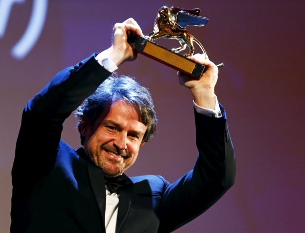 12.set.2015 - O diretor Lorenzo Vigas vence Leão de Ouro pelo filme "Desde Allá" - Stefano Rellandini/Reuters