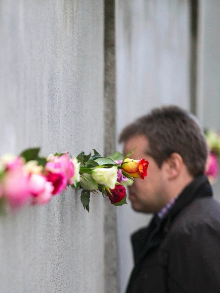 9.nov.2015 - Homem olha através do memorial do Muro de Berlim, em Bernauer Strasse depois de uma cerimônia que marcou o 26º aniversário da queda do Muro de Berlim, na Alemanha - Hannibal Hanschke/Reuters