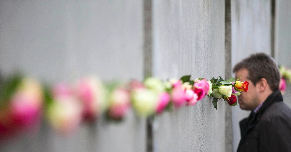 9.nov.2015 - Homem olha através do memorial do Muro de Berlim, em Bernauer Strasse depois de uma cerimônia que marcou o 26º aniversário da queda do Muro de Berlim, na Alemanha