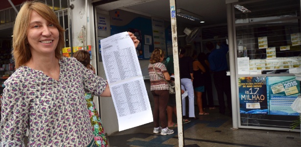 Ana Maria Hubinge mostra a lista com os apostadores que, junto com ela, fizeram um bolão de mais de 40 mil reais - Wilson Dias/Agência Brasil