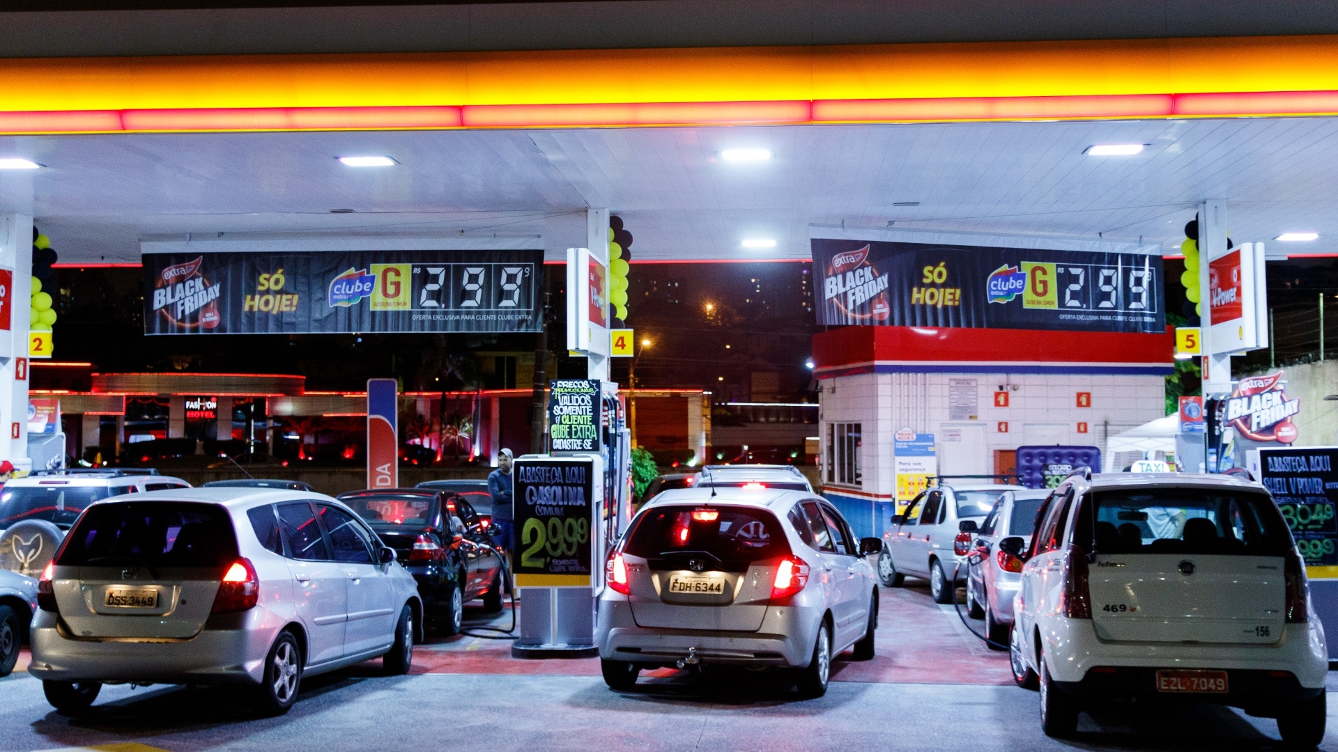 24.nov.2016 - Em posto de combustível anexo a supermercado no Ipiranga, zona sul de São Paulo, carros faziam fila em busca de descontos em gasolina e etanol por causa da Black Friday na noite de quinta-feira (24) - Marcello Fim/FramePhoto/Estadão Conteúdo