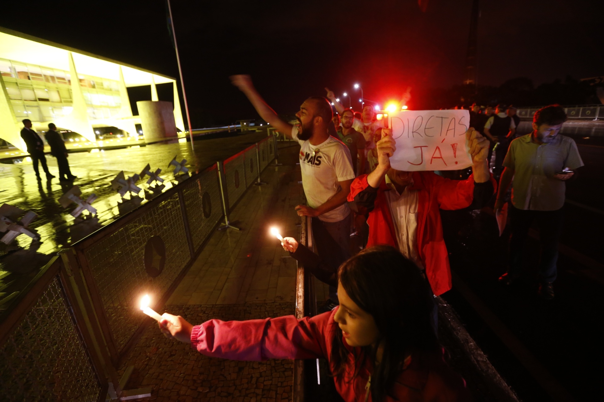 17.mai.2017 - Grupo protesta em frente ao Palácio do Planalto após acusação contra o presidente Michel Temer de que ele deu aval para a compra do silêncio do ex-deputado Eduardo Cunha (PMDB) - Pedro Ladeira/Folhapress