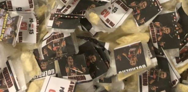 Arma e drogas apreendidas em Duque de Caxias (RJ). As embalagens exibem o jogador do Flamengo Paolo Guerrero - Reprodução/Facebook