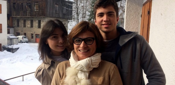 Rosa Maria (centro) se mudou com os filhos e o marido para vilarejo italiano para obter a cidadania - BBC Brasil