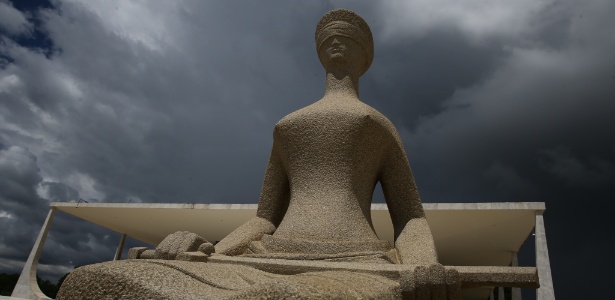 Escultura que simboliza a Justiça, que fica em frente ao prédio do STF