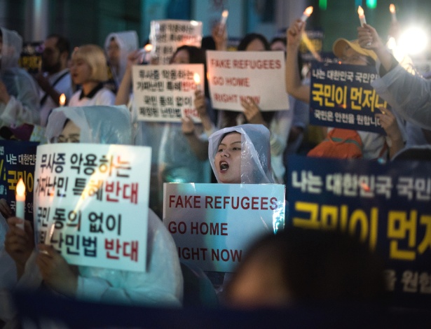 Manifestantes protestam contra grupo de refugiados do Iêmen, em Seul, na Coreia do Sul - Ed Jones/AFP