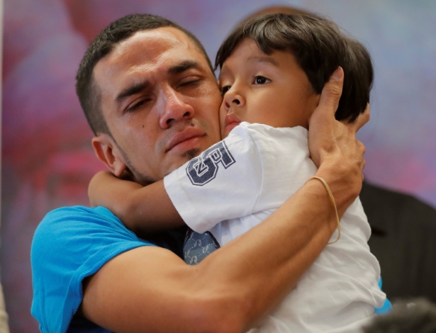 O hondurenho Javier reencontra seu filho, William, de 4 anos, após 55 dias separados - Lucas Jackson/Reuters