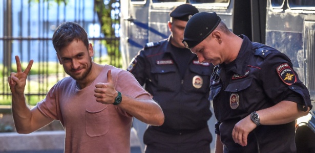 21.jul.2018 - Pyotr Verzilov é acompanhado pela polícia a uma audiência na Justiça por invadir campo de futebol durante a Copa na Rússia - Vasily Maximov/AFP