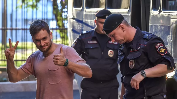 21.jul.2018 - Pyotr Verzilov é acompanhado pela polícia a uma audiência na Justiça por invadir campo de futebol durante a Copa na Rússia - Vasily Maximov/AFP - Vasily Maximov/AFP