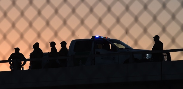 17.fev.2016 - Agentes da fronteira dos Estados Unidos atrás da cerca que separa o país do México em El Paso, no Texas - Mark Ralston / AFP