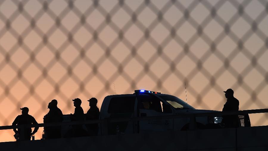 17.fev.2016 - Agentes da fronteira dos Estados Unidos atrás da cerca que separa o país do México em El Paso, no Texas