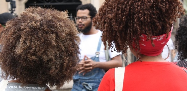 Grupo acompanha roteiro turístico pelo centro de São Paulo que recupera a história negra na região - Vinícius Mendes/BBC News Brasil