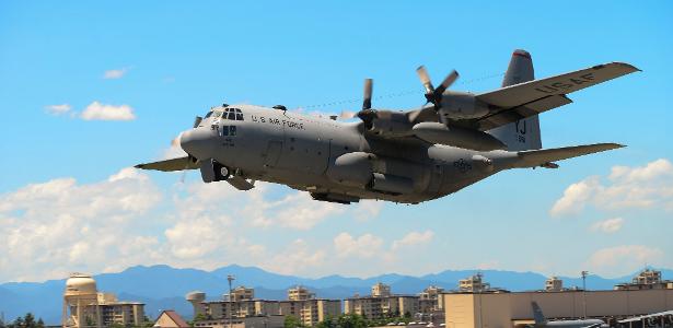 14.jul.2015 - A aeronave Hercules KC-130 durante um exercício na base área de Yokota, no Japão