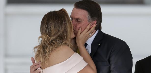 A primeira Dama Michelle Bolsonaro dá um beijo no marido Jair Bolsonaro ao fazer um discurso em libras para o público durante a cerimônia de posse do novo presidente da República - Pedro Ladeira/Folhapress - Pedro Ladeira/Folhapress