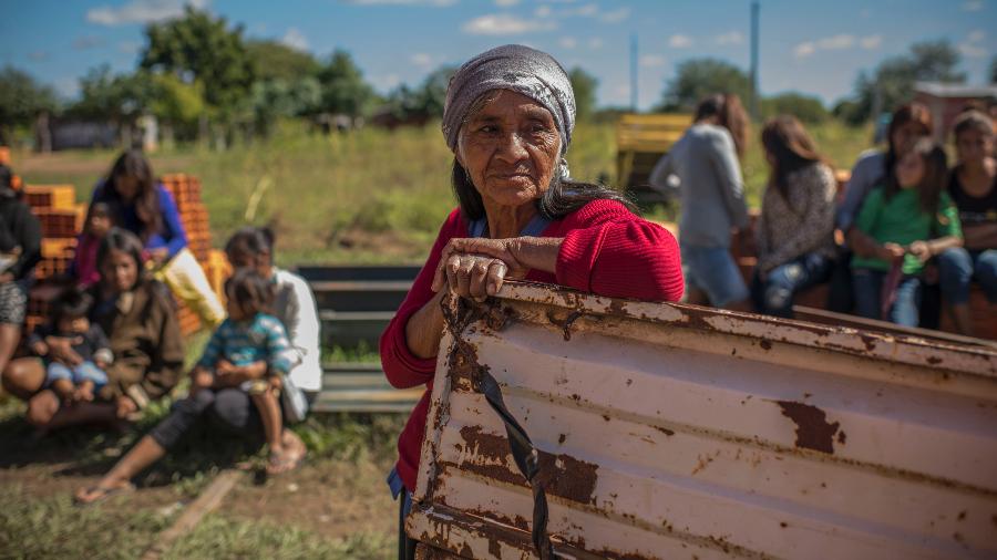 Moradores da vila de El Estribo participam de reunião comunitária no Chaco, Paraguai - Daniele Volpe/The New York Times